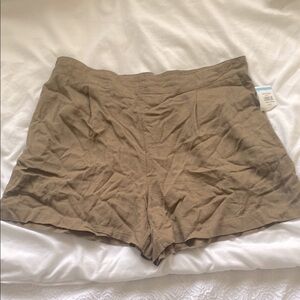 NWOT INDUSTRY Army Khaki Shorts, Size L